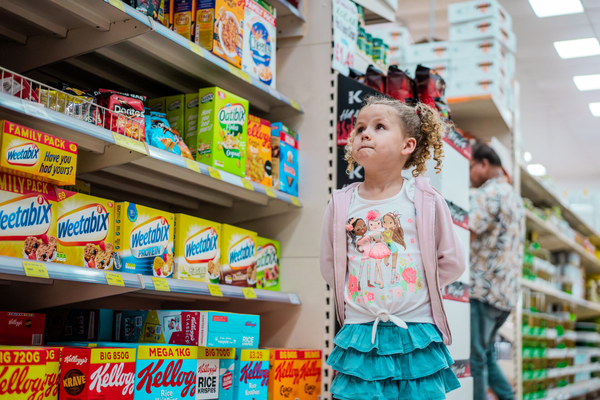 Child looks up at supermarket shelves